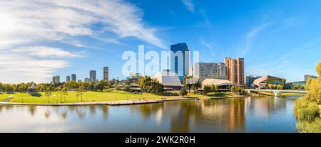 Adelaide, Südaustralien - 17. Februar 2024: Modernes Panorama der Skyline des Geschäftsviertels Adelaide City an einem hellen Morgen mit Blick auf die Torrens r Stockfoto