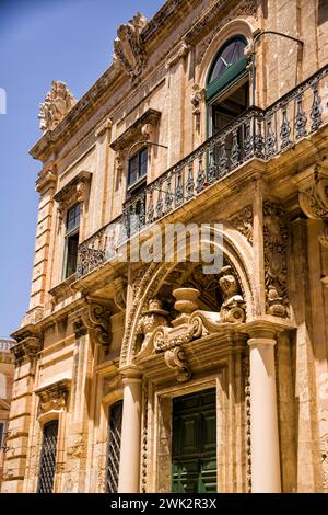 Fassade eines Gebäudes, Tür und Balkone mit bearbeiteter Struktur im Zentrum von Mdina (Malta) Stockfoto