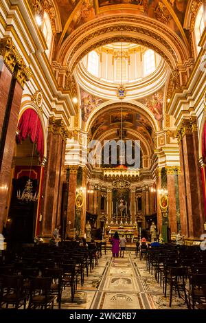 Mdina, Malta - 20. Juni 2023: Kirchenschiff und Altar in St. Paul's Cathedral in Mdina (Malta) Stockfoto