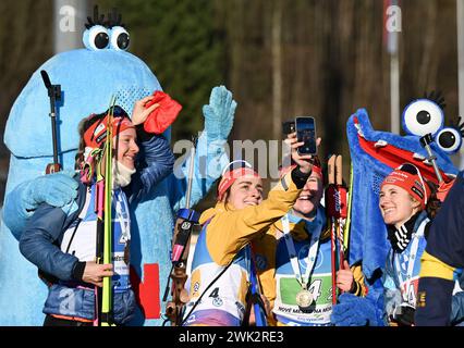 17. Februar 2024, Tschechische Republik, Nove Mesto Na Morave: Biathlon, Weltmeisterschaften, 4 x 6 km Staffel, Frauen. Das deutsche Staffelteam mit Sophia Schneider (von links), Vanessa Voigt, Selina Grotian und Janina Hettich-Walz schauen in die Handykamera für ein Selfie. Foto: Hendrik Schmidt/dpa Stockfoto