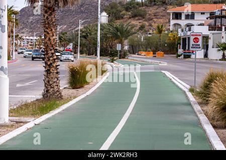 La Paz, Baja California Sur Mexico. Februar 2023. Fahrradweg in der mittleren Straße oder im zentralen Reservat der Avenue, Küstengebiet der Stadt, Autos zirkulieren Stockfoto