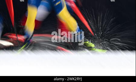 17. Februar 2024, Tschechische Republik, Nove Mesto Na Morave: Biathlon, Weltmeisterschaften, Staffel 4 x 7,5 km, Männer. Schnee spritzt auf der Laufstrecke. Foto: Hendrik Schmidt/dpa Stockfoto