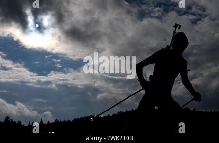 17. Februar 2024, Tschechische Republik, Nove Mesto Na Morave: Biathlon, Weltmeisterschaften, Staffel 4 x 6 km, Frauen. Ein Athlet auf der Strecke. Foto: Hendrik Schmidt/dpa Stockfoto