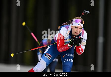 17. Februar 2024, Tschechische Republik, Nove Mesto Na Morave: Biathlon, Weltmeisterschaften, Staffel 4 x 6 km, Frauen. Lucie Charvatova aus Tschechien auf der Strecke. Foto: Hendrik Schmidt/dpa Stockfoto