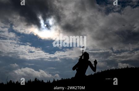 17. Februar 2024, Tschechische Republik, Nove Mesto Na Morave: Biathlon, Weltmeisterschaften, Staffel 4 x 6 km, Frauen. Ein Athlet auf der Strecke. Foto: Hendrik Schmidt/dpa Stockfoto