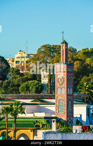 Blick auf ein wunderschönes Minarett, Sidi Bouabid Moschee, Grand Socco, Tanger, Marokko Stockfoto