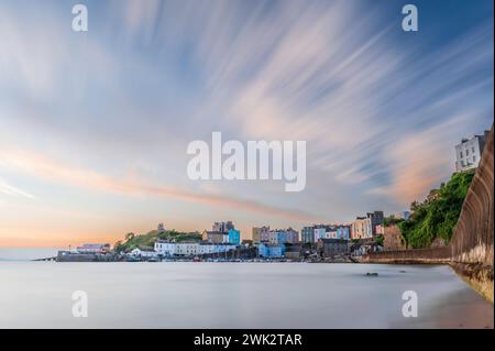 Sonnenaufgang über Tenbys Hafen an einem ruhigen Sommermorgen. Tenby ist ein Urlaubsziel an der Südküste von Wales, Großbritannien Stockfoto