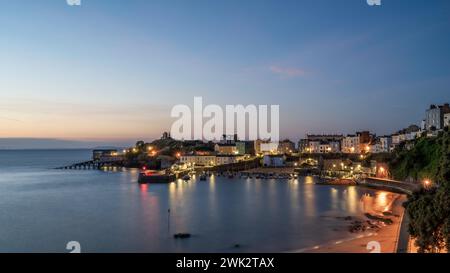 Sonnenaufgang über Tenbys Hafen an einem ruhigen Sommermorgen. Tenby ist ein Urlaubsziel an der Südküste von Wales, Großbritannien Stockfoto