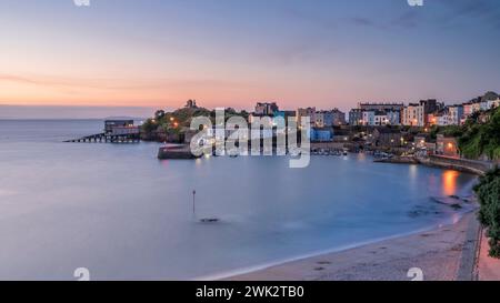 Sonnenaufgang über Tenbys Hafen an einem ruhigen Sommermorgen. Tenby ist ein Urlaubsziel an der Südküste von Wales, Großbritannien Stockfoto