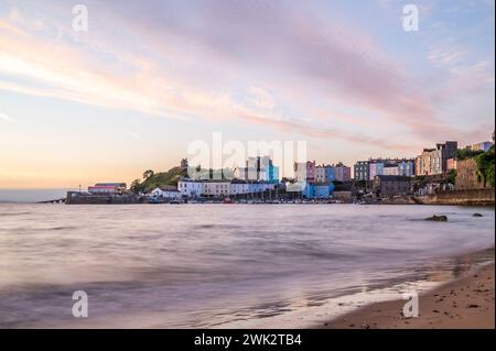 Sonnenaufgang über Tenbys Hafen an einem ruhigen Sommermorgen. Tenby ist ein Urlaubsziel an der Südküste von Wales, Großbritannien Stockfoto