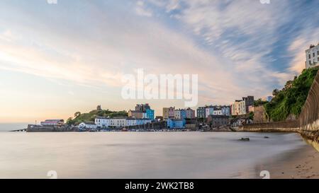 Sonnenaufgang über Tenbys Hafen an einem ruhigen Sommermorgen. Tenby ist ein Urlaubsziel an der Südküste von Wales, Großbritannien Stockfoto