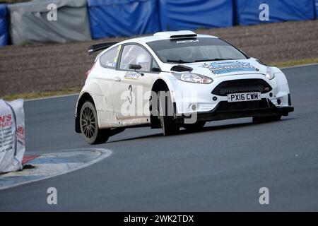 Dunfermline, Großbritannien. Februar 2024. Die Teilnehmer nehmen an der Rallye-Veranstaltung Teil, die vom Border Ecosse Car Club am Knockhill Racing Circuit, Dunfermline, Fife, organisiert wird. Die Grant Construction, Asphaltrennen mit Teams, die 40 Etappenmeilen über 8 Etappen bewältigt haben, wobei mehrere Autos gleichzeitig auf den Etappen stehen. Ian Forgan, Chris Lees, Ford Fiesta, Klasse 5 ( Credit: Rob Gray/Alamy Live News) Stockfoto