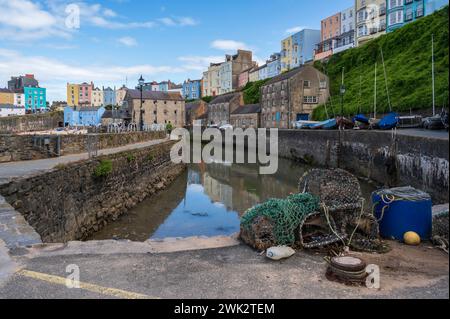 Angelausrüstung an einem Kai, in einem traditionellen britischen Fischerdorf. Der Standort ist Tenby an der Südküste von Wales Stockfoto