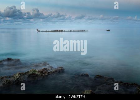 Minimalistisches Bild des Schiffswracks Gemma am Strand von Grand Cayman, Cayman Islands Stockfoto