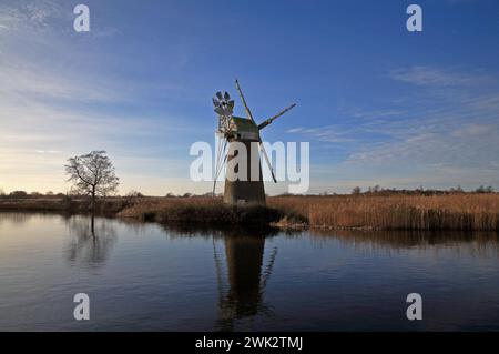 Eine Landschaft der Norfolk Broads im Winter am River Ant mit Turf Fen Drainage Pump vom How Hill in Ludham, Norfolk, England, Vereinigtes Königreich. Stockfoto