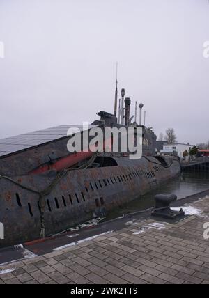 Peenemunde, Deutschland - 10. Januar 2024: U-Boot JULIETT U-461. Ehemalige Ostsee-Rote-Banner-Flotte und Pier der 1. Flottille. Wolke Stockfoto