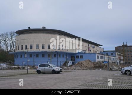 Binz, Deutschland - 11. Januar 2024: Der Koloss von Prora wurde zwischen 1936 und 1939 von Nazi-Deutschland im Rahmen des Projekts „Kraft durch Freude“ errichtet. Wolke Stockfoto