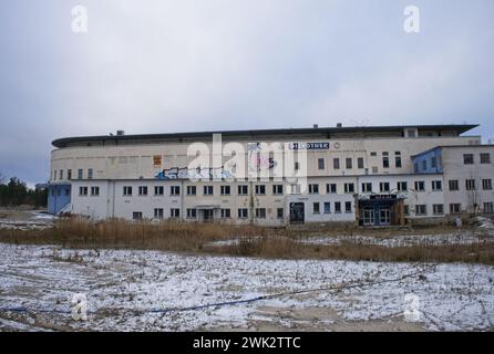 Binz, Deutschland - 11. Januar 2024: Der Koloss von Prora wurde zwischen 1936 und 1939 von Nazi-Deutschland im Rahmen des Projekts „Kraft durch Freude“ errichtet. Wolke Stockfoto