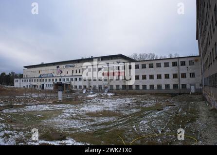 Binz, Deutschland - 11. Januar 2024: Der Koloss von Prora wurde zwischen 1936 und 1939 von Nazi-Deutschland im Rahmen des Projekts „Kraft durch Freude“ errichtet. Wolke Stockfoto