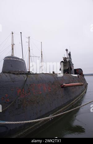 Peenemunde, Deutschland - 10. Januar 2024: U-Boot JULIETT U-461. Ehemalige Ostsee-Rote-Banner-Flotte und Pier der 1. Flottille. Wolke Stockfoto