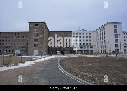 Binz, Deutschland - 11. Januar 2024: Der Koloss von Prora wurde zwischen 1936 und 1939 von Nazi-Deutschland im Rahmen des Projekts „Kraft durch Freude“ errichtet. Wolke Stockfoto