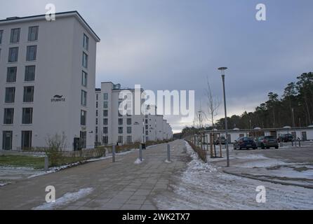 Binz, Deutschland - 11. Januar 2024: Der Koloss von Prora wurde zwischen 1936 und 1939 von Nazi-Deutschland im Rahmen des Projekts „Kraft durch Freude“ errichtet. Wolke Stockfoto