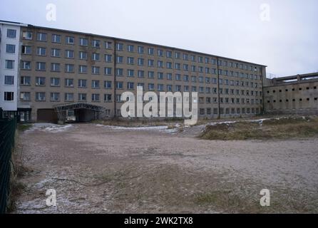 Binz, Deutschland - 11. Januar 2024: Der Koloss von Prora wurde zwischen 1936 und 1939 von Nazi-Deutschland im Rahmen des Projekts „Kraft durch Freude“ errichtet. Wolke Stockfoto