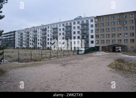 Binz, Deutschland - 11. Januar 2024: Der Koloss von Prora wurde zwischen 1936 und 1939 von Nazi-Deutschland im Rahmen des Projekts „Kraft durch Freude“ errichtet. Wolke Stockfoto