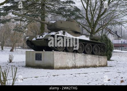 Lalendorf, Deutschland - 12. Januar 2024. Sowjetische Panzer-Gedenkstätte T-34 Lalendorf. Es ist der einzige Panzer, der in Mecklenburg-Vorpommern während des zweiten Überlebens erhalten blieb Stockfoto