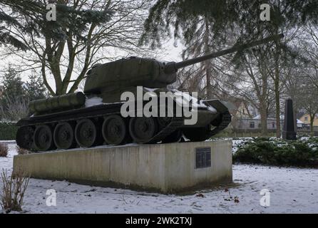 Lalendorf, Deutschland - 12. Januar 2024. Sowjetische Panzer-Gedenkstätte T-34 Lalendorf. Es ist der einzige Panzer, der in Mecklenburg-Vorpommern während des zweiten Überlebens erhalten blieb Stockfoto