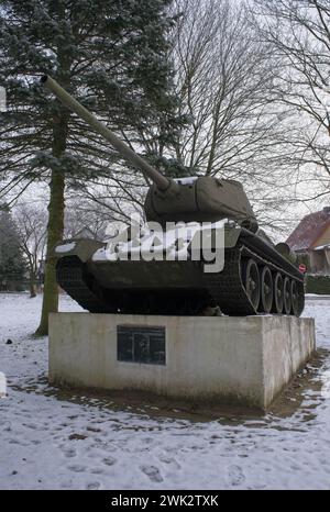 Lalendorf, Deutschland - 12. Januar 2024. Sowjetische Panzer-Gedenkstätte T-34 Lalendorf. Es ist der einzige Panzer, der in Mecklenburg-Vorpommern während des zweiten Überlebens erhalten blieb Stockfoto