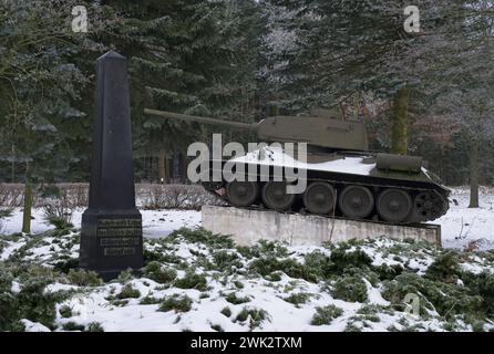 Lalendorf, Deutschland - 12. Januar 2024. Sowjetische Panzer-Gedenkstätte T-34 Lalendorf. Es ist der einzige Panzer, der in Mecklenburg-Vorpommern während des zweiten Überlebens erhalten blieb Stockfoto