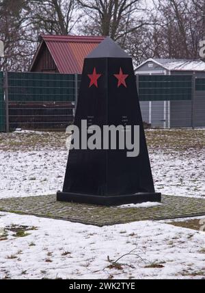 Eberswalde, Deutschland - 13. Januar 2024: Auf diesem Kriegsfriedhof befinden sich die Gräber von 854 sowjetischen Soldaten und Zivilisten, die 1945 während Secon fielen Stockfoto