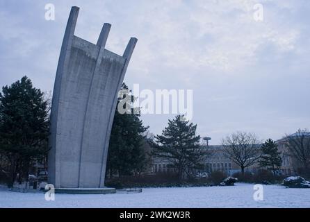 Berlin, Deutschland - 18. Januar 2024: Großes dreieckiges Bogendenkmal zum Gedenken an die Luftkorridore, gefolgt von Piloten während der Berliner Blockade. Bewölkt Stockfoto