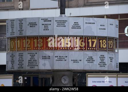 Berlin, Deutschland - 21. Januar 2024: Urania Weltzeituhr Universaluhr und Fernsehturm am Alexanderplatz in Berlin. Sonniger Wintertag. Selektiver Fokus Stockfoto