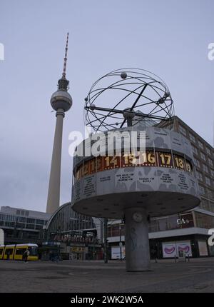 Berlin, Deutschland - 21. Januar 2024: Urania Weltzeituhr Universaluhr und Fernsehturm am Alexanderplatz in Berlin. Sonniger Wintertag. Selektiver Fokus Stockfoto