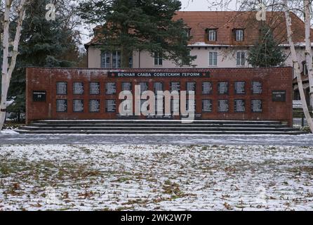 Zeuthen, Deutschland - 22. Januar 2024: Auf diesem Kriegsfriedhof der Roten Armee befindet sich ein Massengrab mit 449 sowjetischen Soldaten, die 1945 während der Zweiten Welt getötet wurden Stockfoto