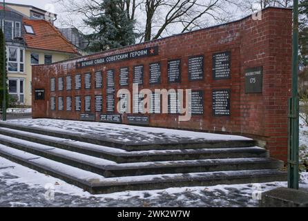 Zeuthen, Deutschland - 22. Januar 2024: Auf diesem Kriegsfriedhof der Roten Armee befindet sich ein Massengrab mit 449 sowjetischen Soldaten, die 1945 während der Zweiten Welt getötet wurden Stockfoto