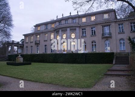 Berlin - 22. Januar 2024: Holocaust-Gedenkstätte und Museum, bekannt als Haus der Wannsee-Konferenz. Bewölkter Winter Stockfoto