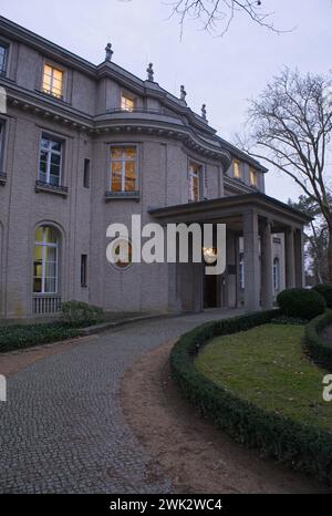 Berlin - 22. Januar 2024: Holocaust-Gedenkstätte und Museum, bekannt als Haus der Wannsee-Konferenz. Bewölkter Winter Stockfoto