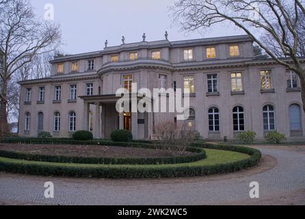 Berlin - 22. Januar 2024: Holocaust-Gedenkstätte und Museum, bekannt als Haus der Wannsee-Konferenz. Bewölkter Winter Stockfoto