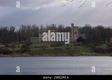 Potsdam - 23. Januar 2024: Schloss Babelsberg. Blick vom gegenüberliegenden Ufer auf den Tiefen See. Bewölkter Wintertag. Selektiver Fokus Stockfoto