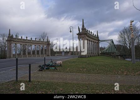 Potsdam - 23. Januar 2024: Glienicke-Brücke. Die Brücke der Spione. Ehemaliger Grenzübergang zwischen Ost- und Westdeutschland. Bewölkter Wintertag. Auswahl Stockfoto