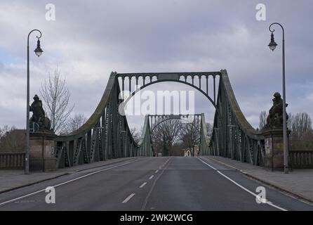 Potsdam - 23. Januar 2024: Glienicke-Brücke. Die Brücke der Spione. Ehemaliger Grenzübergang zwischen Ost- und Westdeutschland. Bewölkter Wintertag. Auswahl Stockfoto