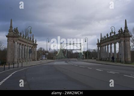 Potsdam - 23. Januar 2024: Glienicke-Brücke. Die Brücke der Spione. Ehemaliger Grenzübergang zwischen Ost- und Westdeutschland. Bewölkter Wintertag. Auswahl Stockfoto