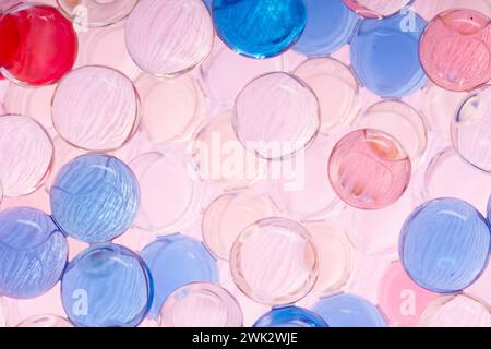 Blaue, rosafarbene und transparente, überfüllte Blasen bilden einen farbenfrohen Hintergrund Stockfoto