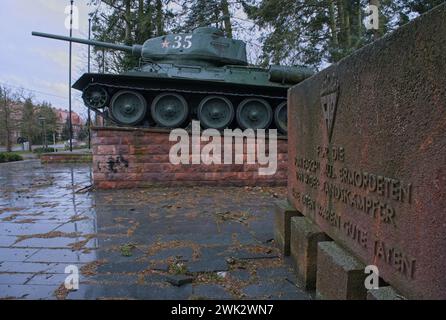 Brandendburg, Deutschland - 26. Januar 2024. Sowjetische Panzer-Gedenkstätte T-34. Zum Gedenken an die Befreiung der Neubrandenburgischen Gefängnisanlage am 27. April 1945 durch Stockfoto