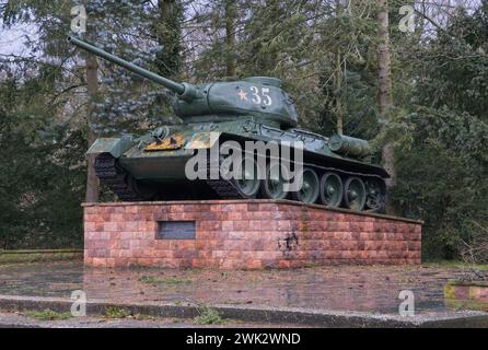 Brandendburg, Deutschland - 26. Januar 2024. Sowjetische Panzer-Gedenkstätte T-34. Zum Gedenken an die Befreiung der Neubrandenburgischen Gefängnisanlage am 27. April 1945 durch Stockfoto