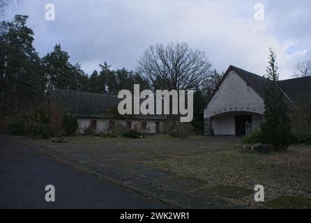 Wandlitz, Deutschland - 27. Januar 2024: In diesem Haus lebte der Nazi-Propagandaminister Joseph Goebbels. Bewölkter Wintertag. Selektiver Fokus Stockfoto