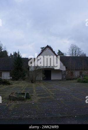 Wandlitz, Deutschland - 27. Januar 2024: In diesem Haus lebte der Nazi-Propagandaminister Joseph Goebbels. Bewölkter Wintertag. Selektiver Fokus Stockfoto